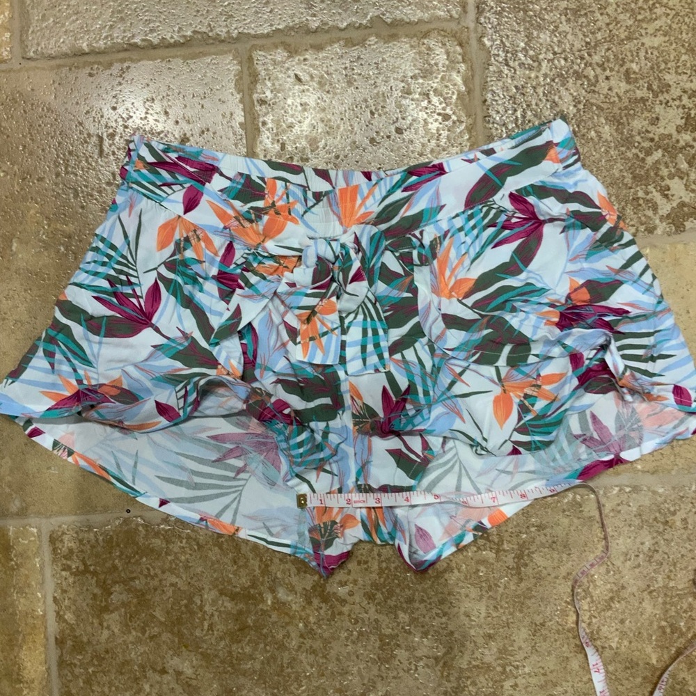 Floral ROXY shorts NWT Large